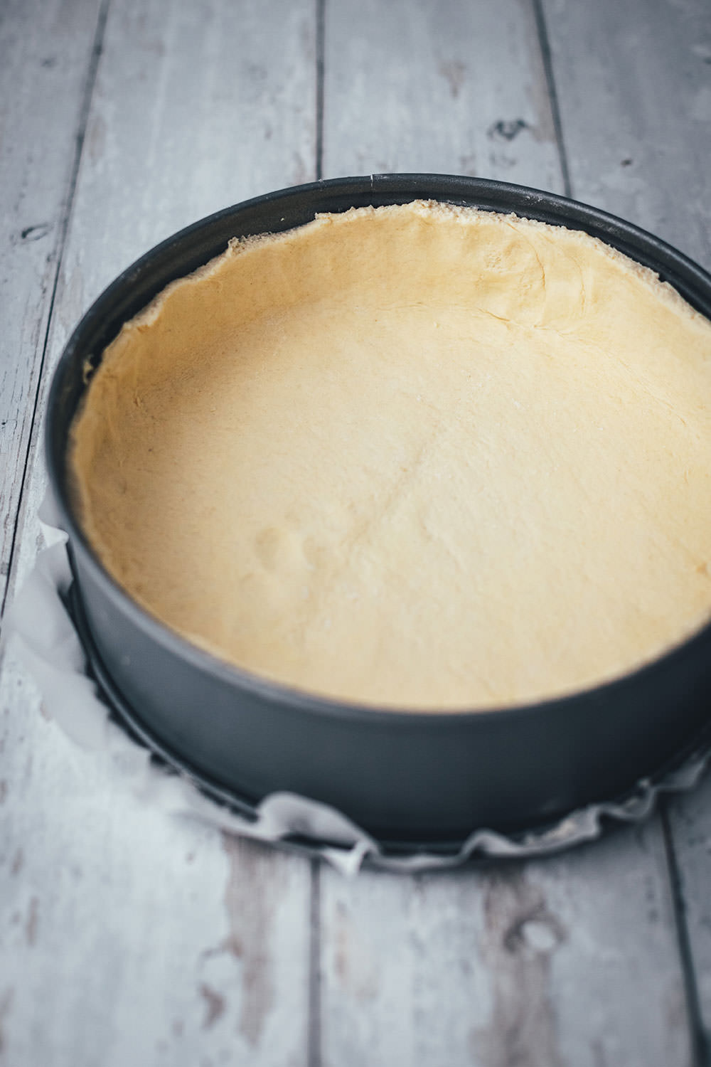 Rezept für Schweizer Käsewähe mit Gruyère und Schweizer Emmentaler. Würzige Käsetarte, die hervorragend zu einem Schweizer Weißwein wie dem Clos du Rocher Grand Cru Yvorne AOC 2019 passt. | moeyskitchen.com