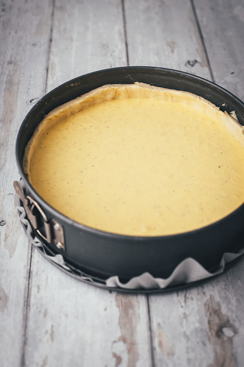 Rezept für Schweizer Käsewähe mit Gruyère und Schweizer Emmentaler. Würzige Käsetarte, die hervorragend zu einem Schweizer Weißwein wie dem Clos du Rocher Grand Cru Yvorne AOC 2019 passt. | moeyskitchen.com