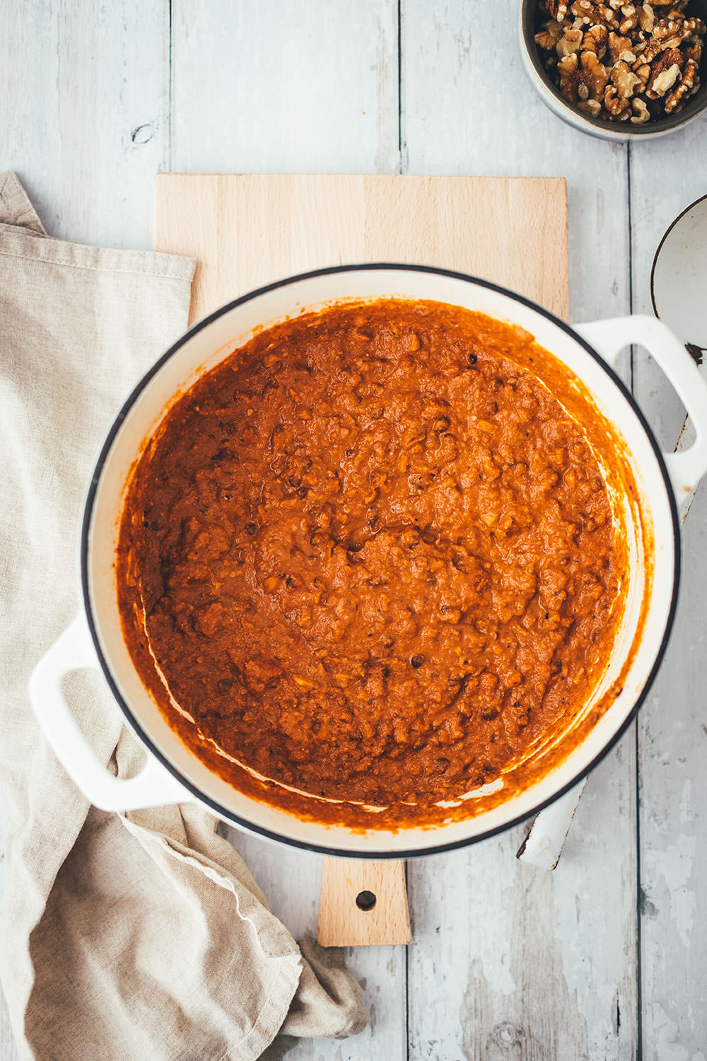 Rezept für vegetarische Bolognese Sauce. In dieser schnellen Variante verwende ich braune Linsen und knackige Walnusskerne. Ganz ohne Fleischersatzprodukte, Tofu oder Pilze! Das Ergebnis ist eine wunderbar cremige Pastasauce, die in ihrer Grundform vegan ist, schnell auf dem Tisch steht und der ganzen Familie schmeckt! | moeyskitchen.com