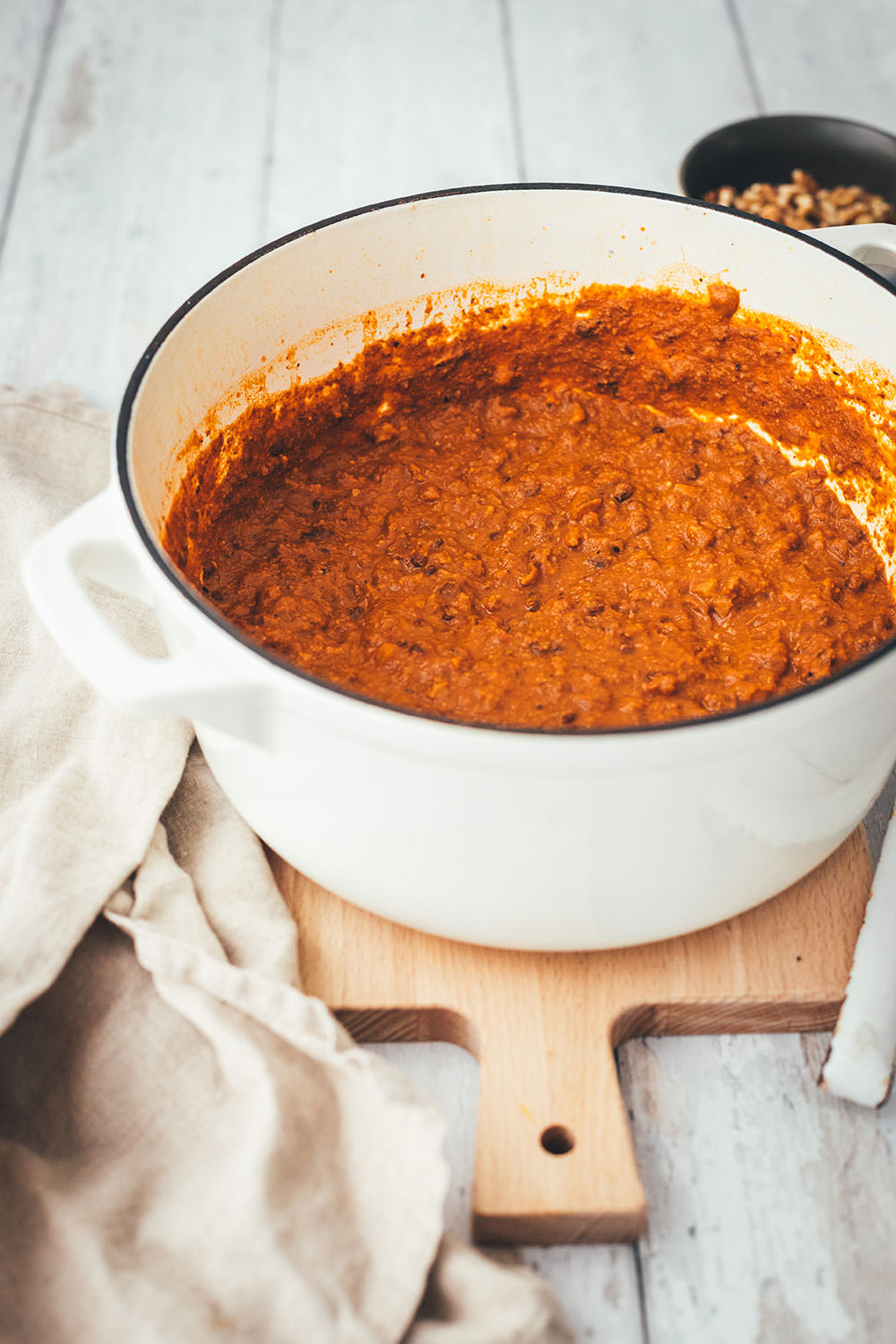 Rezept für vegetarische Bolognese Sauce. In dieser schnellen Variante verwende ich braune Linsen und knackige Walnusskerne. Ganz ohne Fleischersatzprodukte, Tofu oder Pilze! Das Ergebnis ist eine wunderbar cremige Pastasauce, die in ihrer Grundform vegan ist, schnell auf dem Tisch steht und der ganzen Familie schmeckt! | moeyskitchen.com