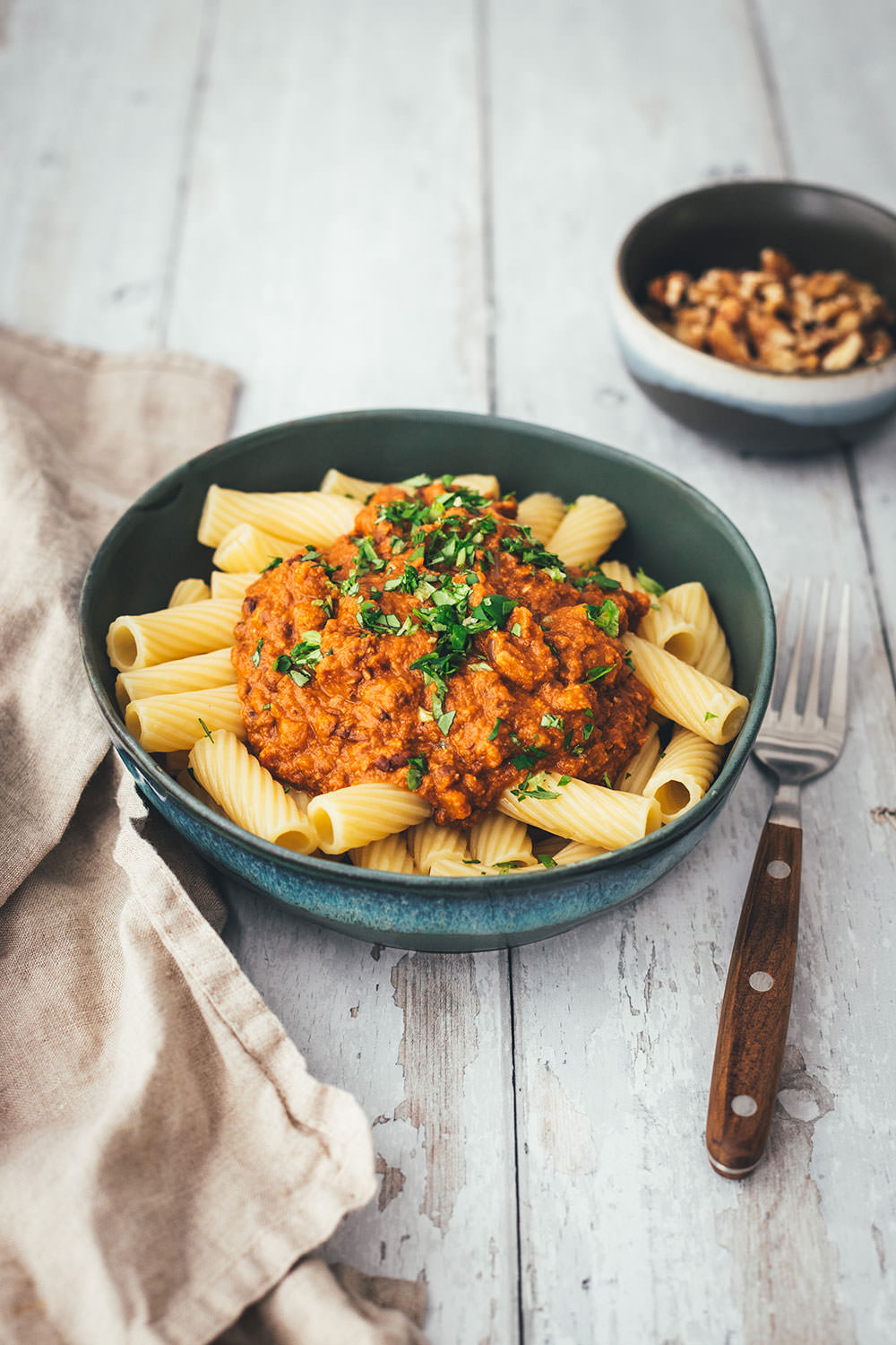 Rezept für vegetarische Bolognese Sauce. In dieser schnellen Variante verwende ich braune Linsen und knackige Walnusskerne. Ganz ohne Fleischersatzprodukte, Tofu oder Pilze! Das Ergebnis ist eine wunderbar cremige Pastasauce, die in ihrer Grundform vegan ist, schnell auf dem Tisch steht und der ganzen Familie schmeckt! | moeyskitchen.com