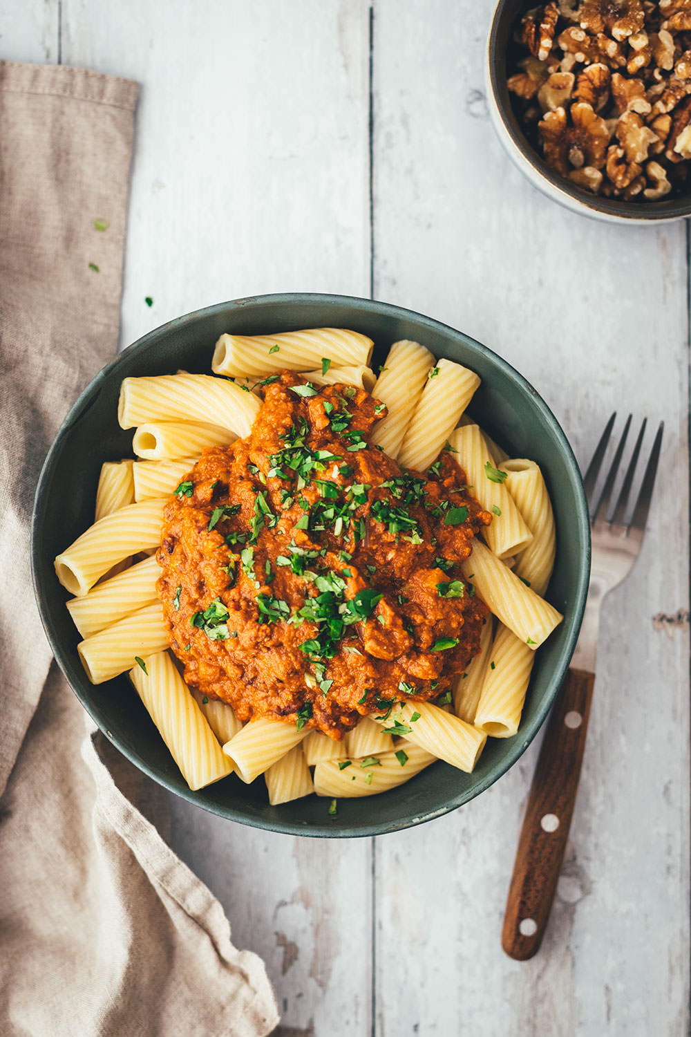 Rezept für vegetarische Bolognese Sauce. In dieser schnellen Variante verwende ich braune Linsen und knackige Walnusskerne. Ganz ohne Fleischersatzprodukte, Tofu oder Pilze! Das Ergebnis ist eine wunderbar cremige Pastasauce, die in ihrer Grundform vegan ist, schnell auf dem Tisch steht und der ganzen Familie schmeckt! | moeyskitchen.com