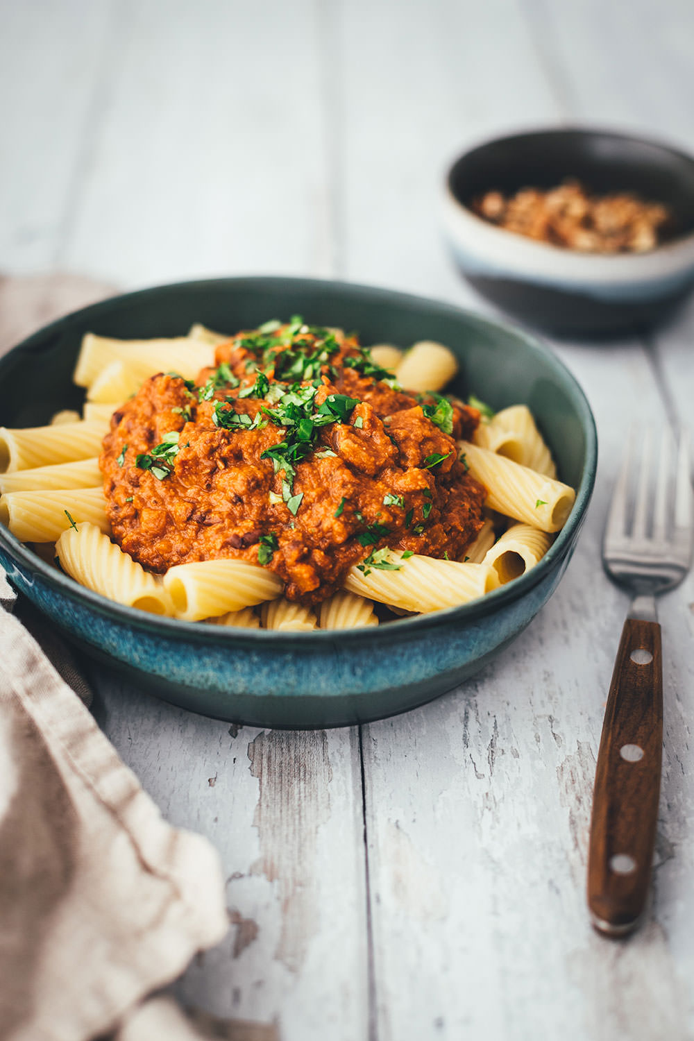 Rezept für vegetarische Bolognese Sauce. In dieser schnellen Variante verwende ich braune Linsen und knackige Walnusskerne. Ganz ohne Fleischersatzprodukte, Tofu oder Pilze! Das Ergebnis ist eine wunderbar cremige Pastasauce, die in ihrer Grundform vegan ist, schnell auf dem Tisch steht und der ganzen Familie schmeckt! | moeyskitchen.com