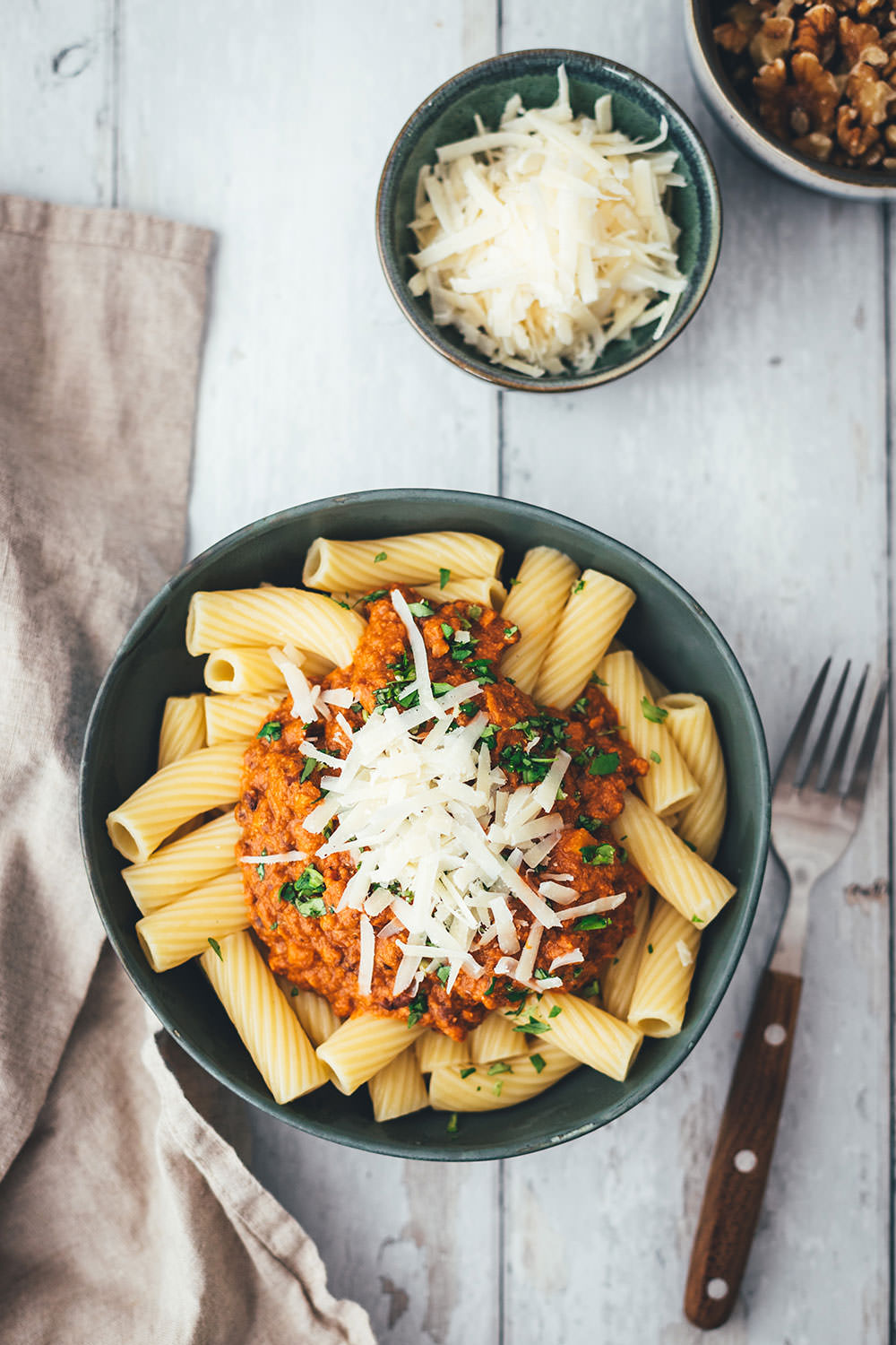 Rezept für vegetarische Bolognese Sauce. In dieser schnellen Variante verwende ich braune Linsen und knackige Walnusskerne. Ganz ohne Fleischersatzprodukte, Tofu oder Pilze! Das Ergebnis ist eine wunderbar cremige Pastasauce, die in ihrer Grundform vegan ist, schnell auf dem Tisch steht und der ganzen Familie schmeckt! | moeyskitchen.com
