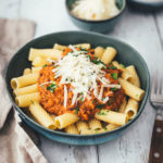 Rezept für vegetarische Bolognese Sauce. In dieser schnellen Variante verwende ich braune Linsen und knackige Walnusskerne. Ganz ohne Fleischersatzprodukte, Tofu oder Pilze! Das Ergebnis ist eine wunderbar cremige Pastasauce, die in ihrer Grundform vegan ist, schnell auf dem Tisch steht und der ganzen Familie schmeckt! | moeyskitchen.com