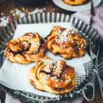 Rezept für schwedische Zimknoten – Kanelknutar sind saftige Zimtschnecken aus weichem Hefeteig und leckerer Füllung mit Zimt und braunem Zucker. Die Hefeschnecken werden beim Backen außen richtig schön knusprig und innen weich. Skandinavische Zimtschnecken und Zimtknoten werden traditionell mit Kardamom gebacken und lassen sich schnell und einfach zubereiten. Außerdem kann man sie hervorragend aufbacken! | moeyskitchen.com