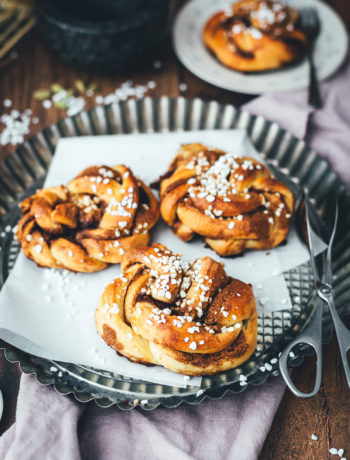 Rezept für schwedische Zimknoten – Kanelknutar sind saftige Zimtschnecken aus weichem Hefeteig und leckerer Füllung mit Zimt und braunem Zucker. Die Hefeschnecken werden beim Backen außen richtig schön knusprig und innen weich. Skandinavische Zimtschnecken und Zimtknoten werden traditionell mit Kardamom gebacken und lassen sich schnell und einfach zubereiten. Außerdem kann man sie hervorragend aufbacken! | moeyskitchen.com
