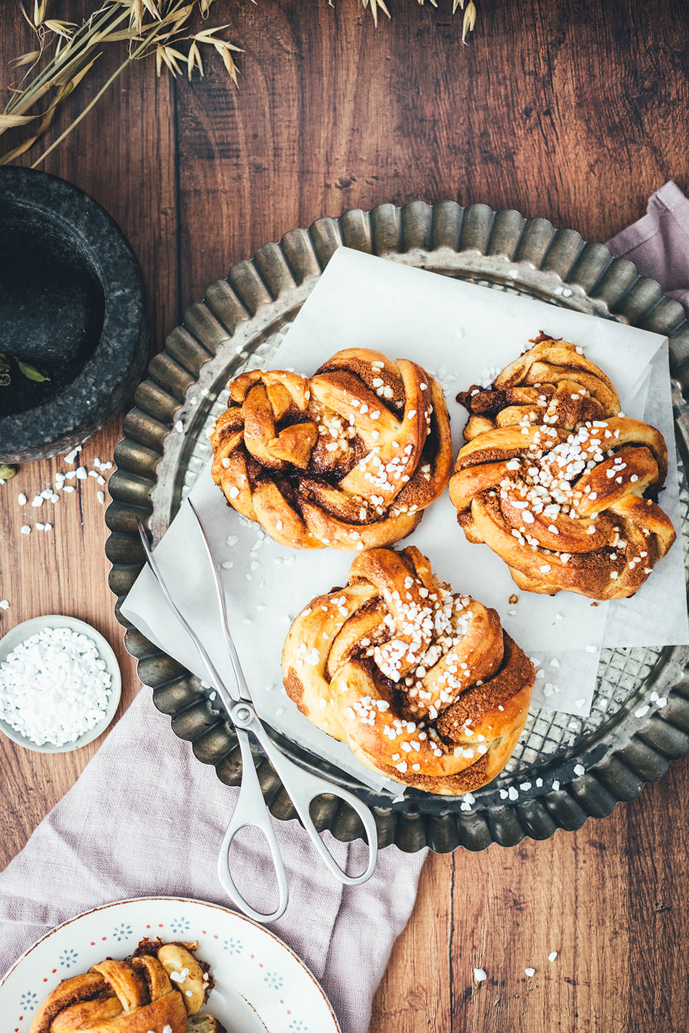 Rezept für schwedische Zimknoten – Kanelknutar sind saftige Zimtschnecken aus weichem Hefeteig und leckerer Füllung mit Zimt und braunem Zucker. Die Hefeschnecken werden beim Backen außen richtig schön knusprig und innen weich. Skandinavische Zimtschnecken und Zimtknoten werden traditionell mit Kardamom gebacken und lassen sich schnell und einfach zubereiten. Außerdem kann man sie hervorragend aufbacken! | moeyskitchen.com