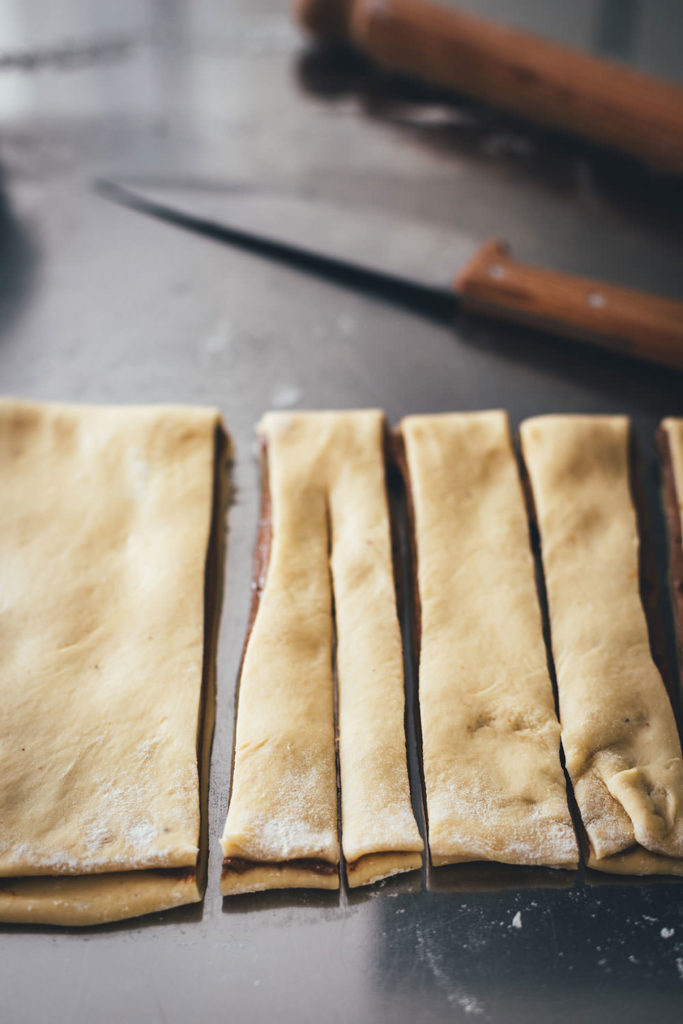 Rezept für schwedische Zimknoten – Kanelknutar sind saftige Zimtschnecken aus weichem Hefeteig und leckerer Füllung mit Zimt und braunem Zucker. Die Hefeschnecken werden beim Backen außen richtig schön knusprig und innen weich. Skandinavische Zimtschnecken und Zimtknoten werden traditionell mit Kardamom gebacken und lassen sich schnell und einfach zubereiten. Außerdem kann man sie hervorragend aufbacken! | moeyskitchen.com