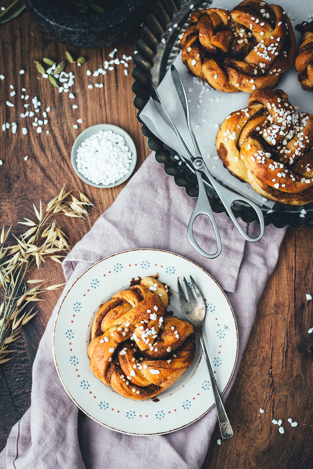 Rezept für schwedische Zimknoten – Kanelknutar sind saftige Zimtschnecken aus weichem Hefeteig und leckerer Füllung mit Zimt und braunem Zucker. Die Hefeschnecken werden beim Backen außen richtig schön knusprig und innen weich. Skandinavische Zimtschnecken und Zimtknoten werden traditionell mit Kardamom gebacken und lassen sich schnell und einfach zubereiten. Außerdem kann man sie hervorragend aufbacken! | moeyskitchen.com