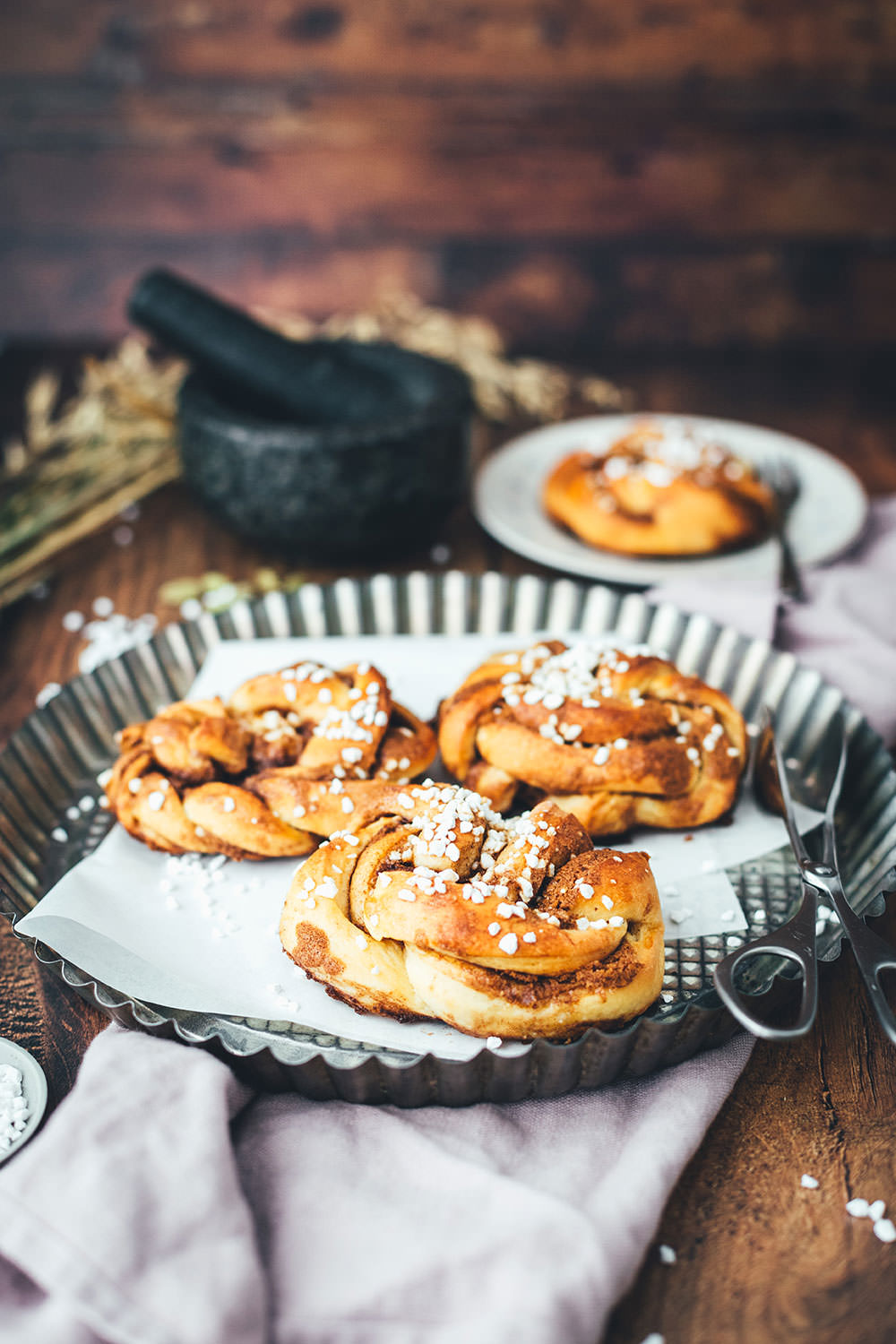 Rezept für schwedische Zimknoten – Kanelknutar sind saftige Zimtschnecken aus weichem Hefeteig und leckerer Füllung mit Zimt und braunem Zucker. Die Hefeschnecken werden beim Backen außen richtig schön knusprig und innen weich. Skandinavische Zimtschnecken und Zimtknoten werden traditionell mit Kardamom gebacken und lassen sich schnell und einfach zubereiten. Außerdem kann man sie hervorragend aufbacken! | moeyskitchen.com