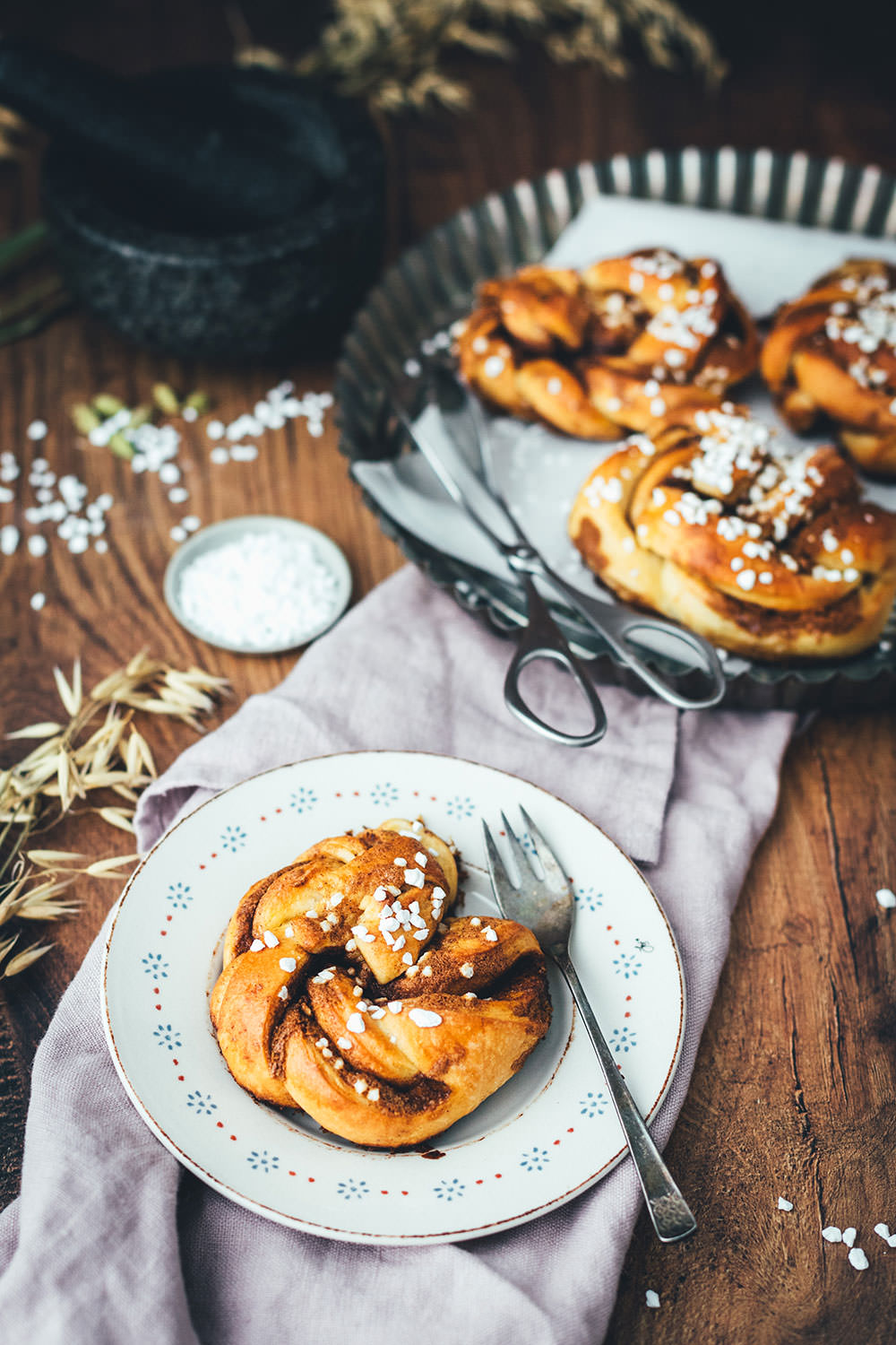Rezept für schwedische Zimknoten – Kanelknutar sind saftige Zimtschnecken aus weichem Hefeteig und leckerer Füllung mit Zimt und braunem Zucker. Die Hefeschnecken werden beim Backen außen richtig schön knusprig und innen weich. Skandinavische Zimtschnecken und Zimtknoten werden traditionell mit Kardamom gebacken und lassen sich schnell und einfach zubereiten. Außerdem kann man sie hervorragend aufbacken! | moeyskitchen.com