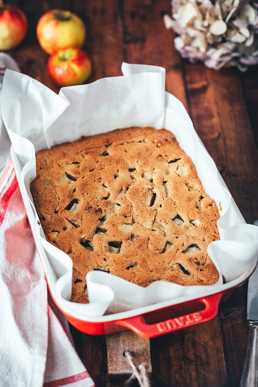 Saftige Apfel-Schnitten mit Ahornsirup, Walnüssen und brauner Butter – duftender, köstlicher Apfelkuchen für den Herbst. Mit nur wenigen Zutaten zusammengerührt und schnell gebacken. Mit etwas Schlagsahne oder Vanilleeis serviert ein absoluter Kuchen-Traum! | moeyskitchen.com