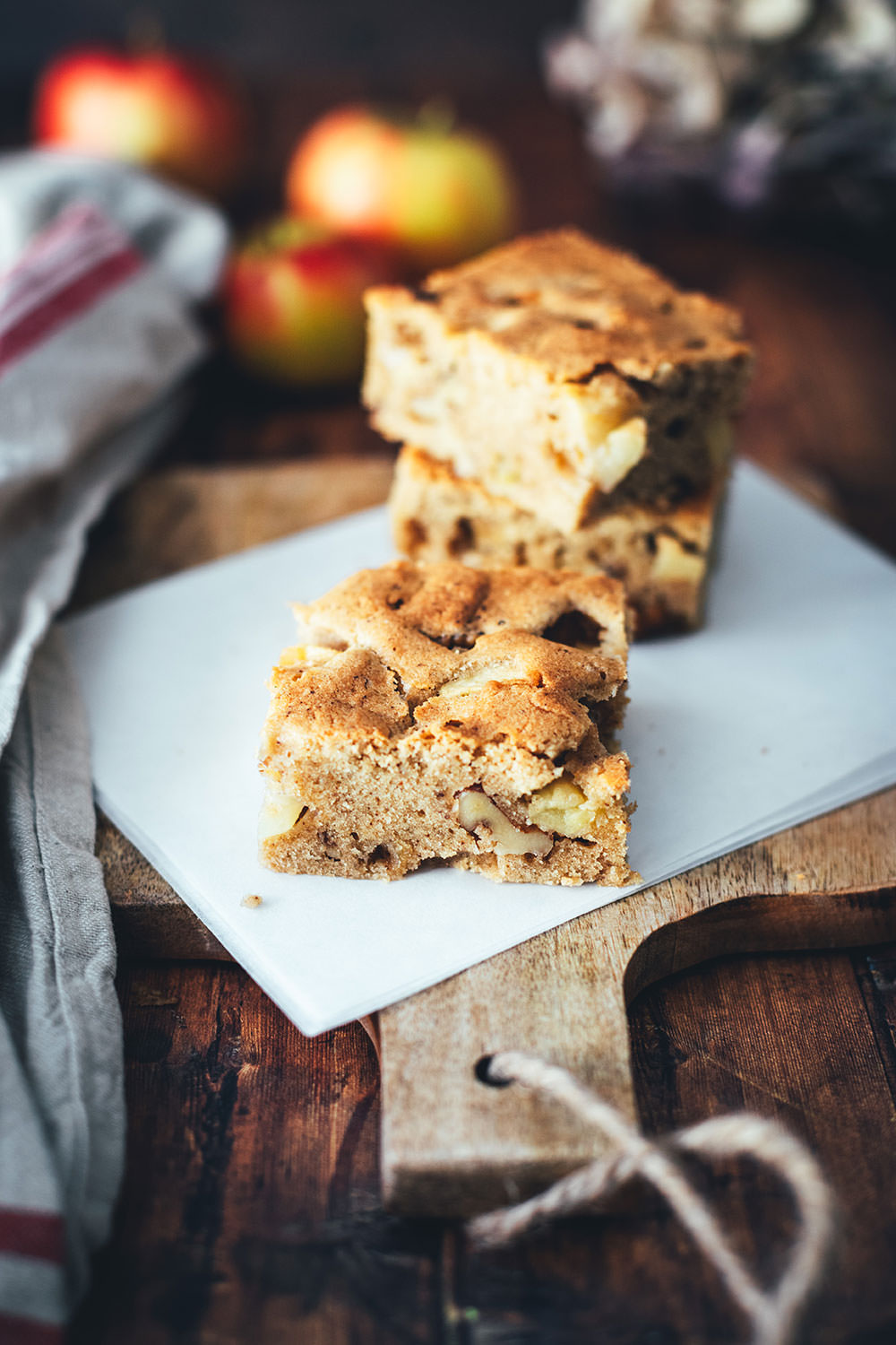 Saftige Apfel-Schnitten mit Ahornsirup, Walnüssen und brauner Butter – duftender, köstlicher Apfelkuchen für den Herbst. Mit nur wenigen Zutaten zusammengerührt und schnell gebacken. Mit etwas Schlagsahne oder Vanilleeis serviert ein absoluter Kuchen-Traum! | moeyskitchen.com