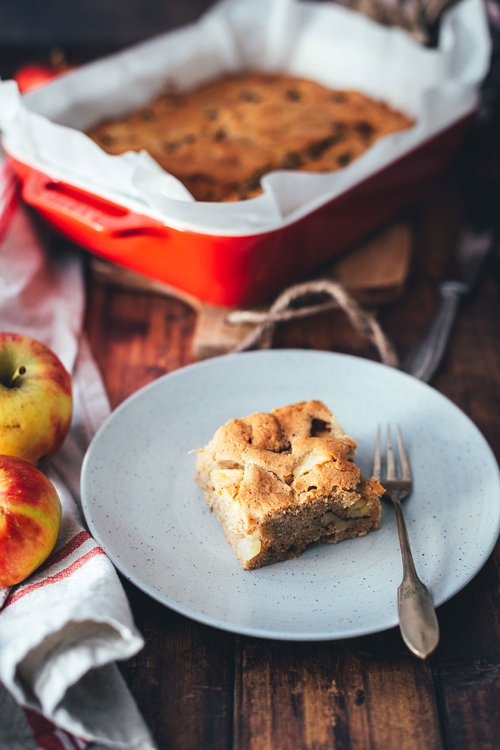 Saftige Apfel-Schnitten mit Ahornsirup, Walnüssen und brauner Butter – duftender, köstlicher Apfelkuchen für den Herbst. Mit nur wenigen Zutaten zusammengerührt und schnell gebacken. Mit etwas Schlagsahne oder Vanilleeis serviert ein absoluter Kuchen-Traum! | moeyskitchen.com