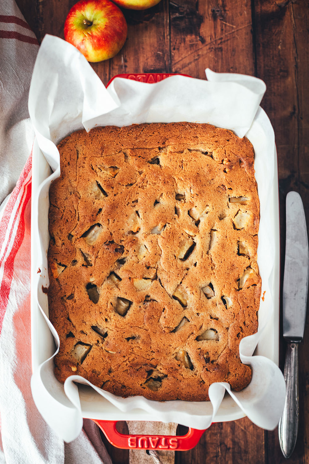 Saftige Apfel-Schnitten mit Ahornsirup, Walnüssen und brauner Butter – duftender, köstlicher Apfelkuchen für den Herbst. Mit nur wenigen Zutaten zusammengerührt und schnell gebacken. Mit etwas Schlagsahne oder Vanilleeis serviert ein absoluter Kuchen-Traum! | moeyskitchen.com