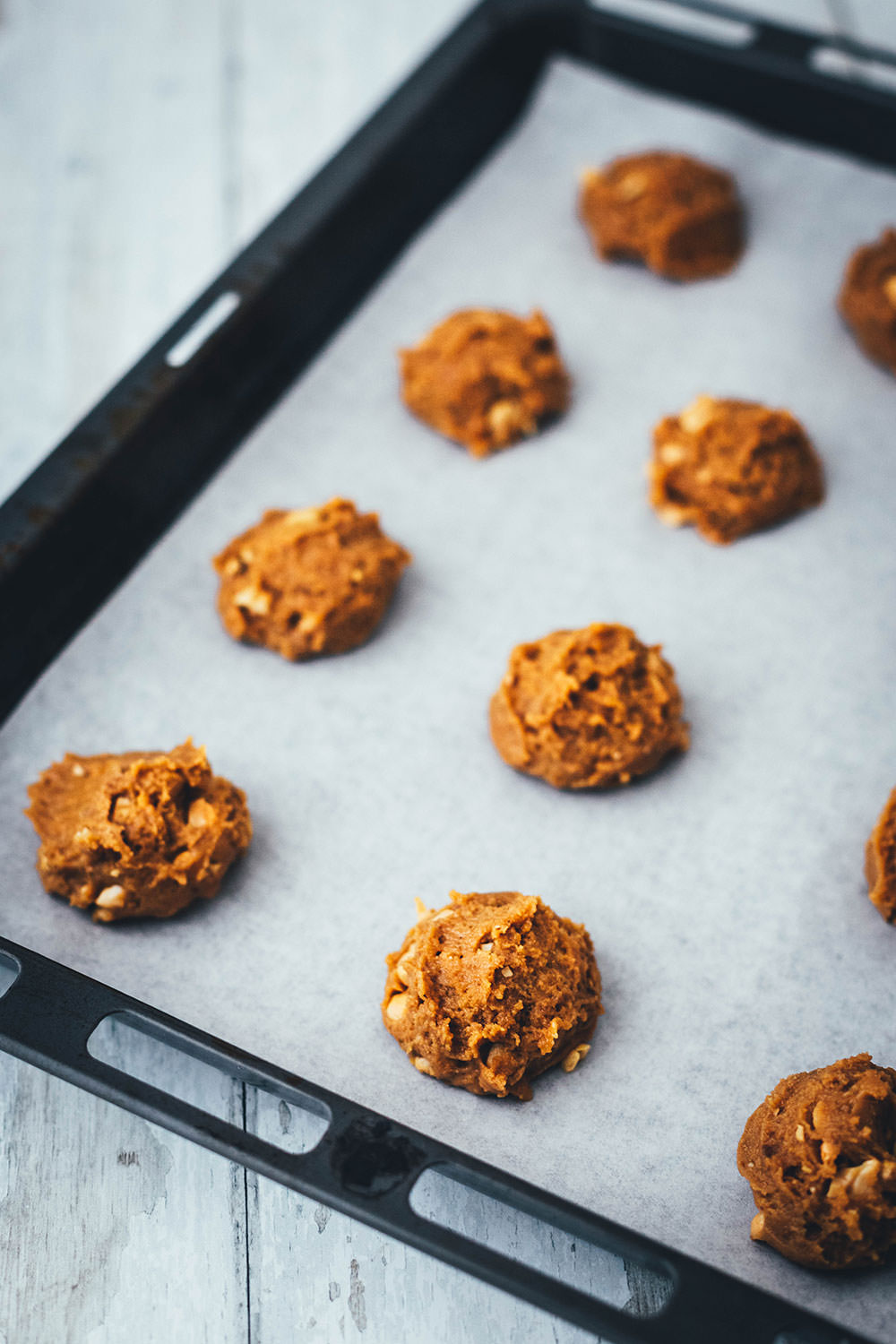Rezept für weiche Erdnussbutter Kekse. Chewy Peanut Butter Cookies passen zu jeder Gelegenheit: egal ob als Plätzchen für den Keksteller in den Advent oder einfach leckere Kekse an einem grauen Herbsttag. Das Rezept ist wirklich kinderleicht und unglaublich lecker! | moeyskitchen.com
