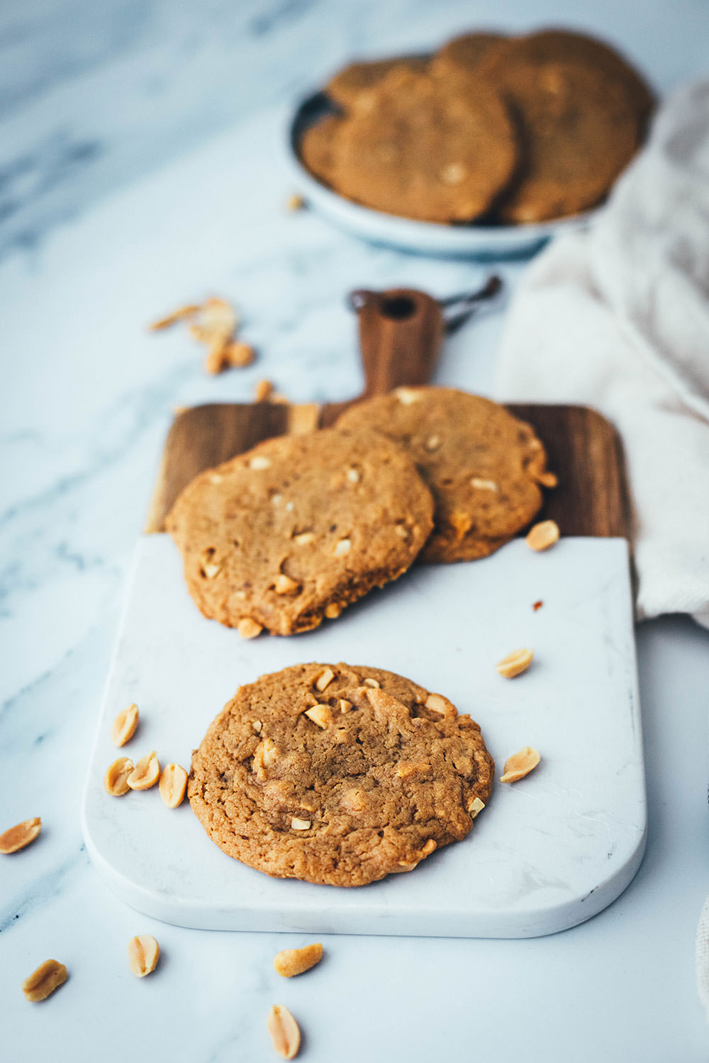 Rezept für weiche Erdnussbutter Kekse. Chewy Peanut Butter Cookies passen zu jeder Gelegenheit: egal ob als Plätzchen für den Keksteller in den Advent oder einfach leckere Kekse an einem grauen Herbsttag. Das Rezept ist wirklich kinderleicht und unglaublich lecker! | moeyskitchen.com