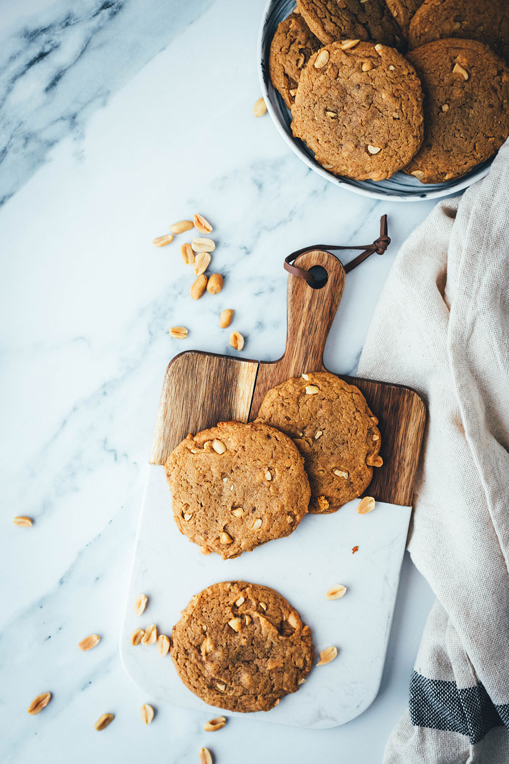 Rezept für weiche Erdnussbutter Kekse. Chewy Peanut Butter Cookies passen zu jeder Gelegenheit: egal ob als Plätzchen für den Keksteller in den Advent oder einfach leckere Kekse an einem grauen Herbsttag. Das Rezept ist wirklich kinderleicht und unglaublich lecker! | moeyskitchen.com