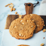 Rezept für weiche Erdnussbutter Kekse. Chewy Peanut Butter Cookies passen zu jeder Gelegenheit: egal ob als Plätzchen für den Keksteller in den Advent oder einfach leckere Kekse an einem grauen Herbsttag. Das Rezept ist wirklich kinderleicht und unglaublich lecker! | moeyskitchen.com