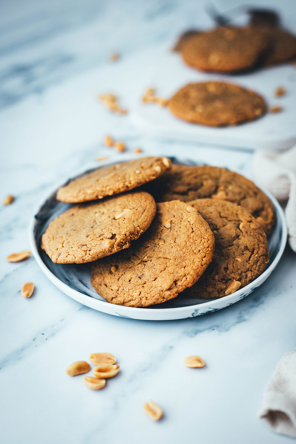 Rezept für weiche Erdnussbutter Kekse. Chewy Peanut Butter Cookies passen zu jeder Gelegenheit: egal ob als Plätzchen für den Keksteller in den Advent oder einfach leckere Kekse an einem grauen Herbsttag. Das Rezept ist wirklich kinderleicht und unglaublich lecker! | moeyskitchen.com