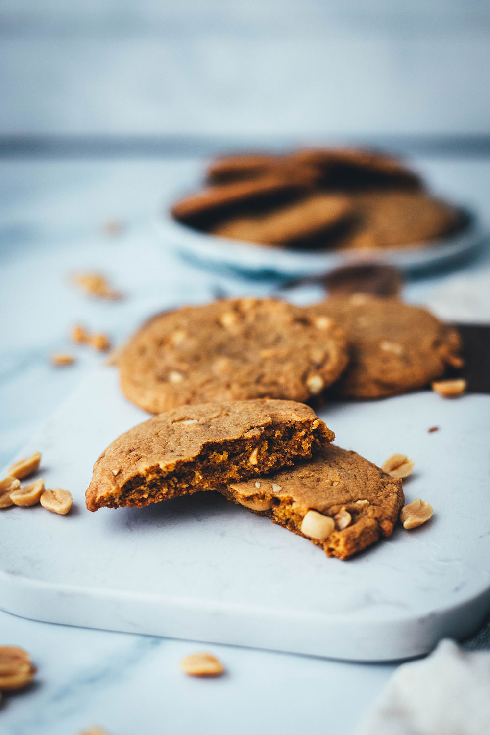 Rezept für weiche Erdnussbutter Kekse. Chewy Peanut Butter Cookies passen zu jeder Gelegenheit: egal ob als Plätzchen für den Keksteller in den Advent oder einfach leckere Kekse an einem grauen Herbsttag. Das Rezept ist wirklich kinderleicht und unglaublich lecker! | moeyskitchen.com