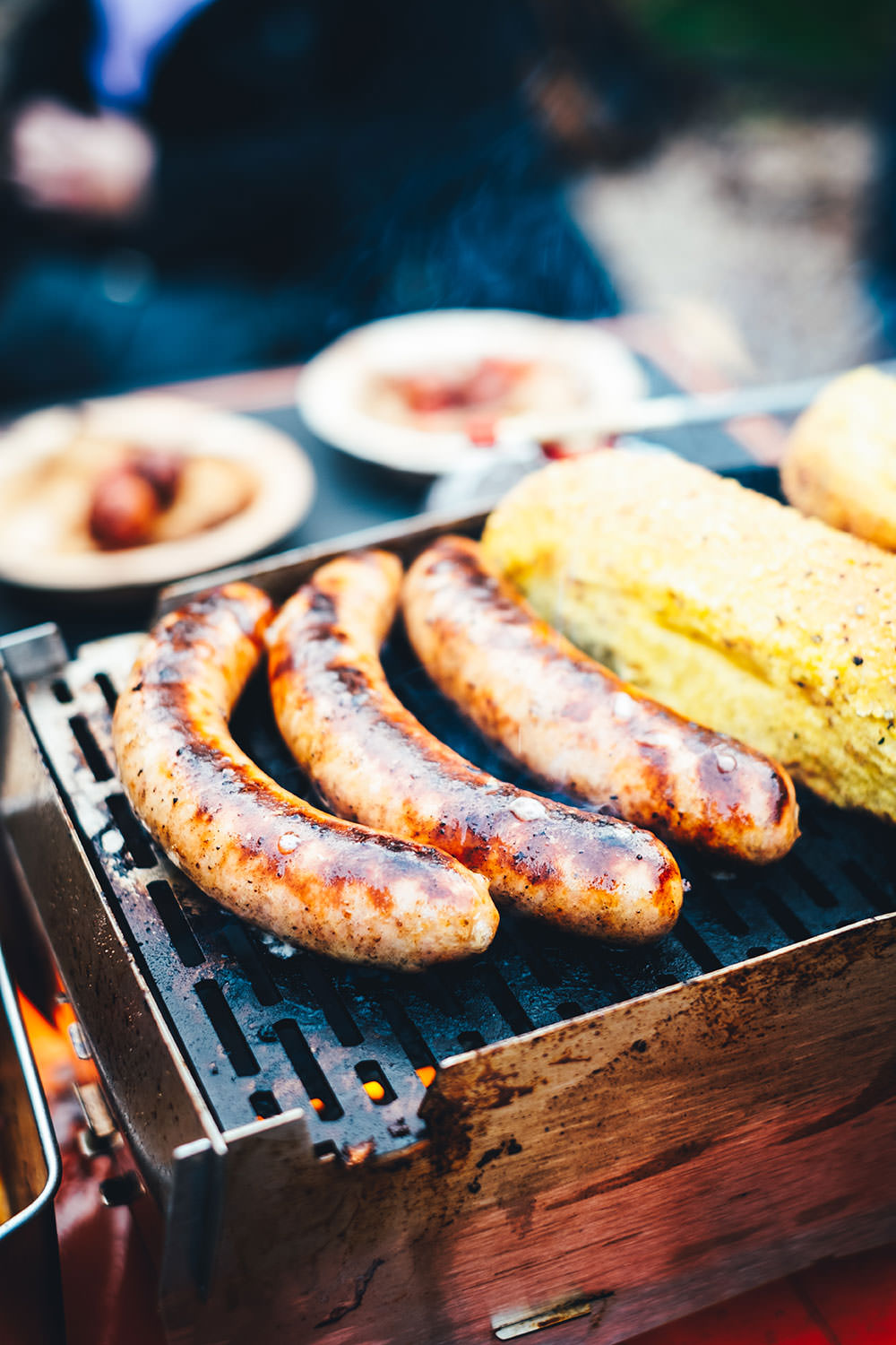 Rezept für herbstliche Hot Dogs mit Curry Bun, Chili Cheese Bratwurst und selbst gemachten Toppings: Kürbis-Chutney, eingelegten roten Zwiebeln und würziger Carolina Mustard BBQ Sauce | moeyskitchen.com