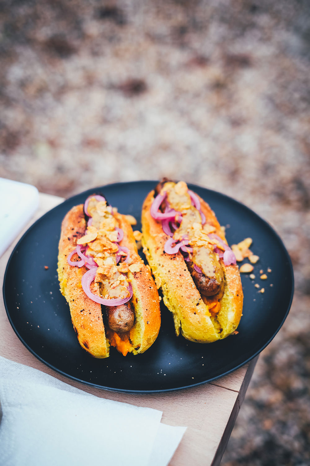 Rezept für herbstliche Hot Dogs mit Curry Bun, Chili Cheese Bratwurst und selbst gemachten Toppings: Kürbis-Chutney, eingelegten roten Zwiebeln und würziger Carolina Mustard BBQ Sauce | moeyskitchen.com