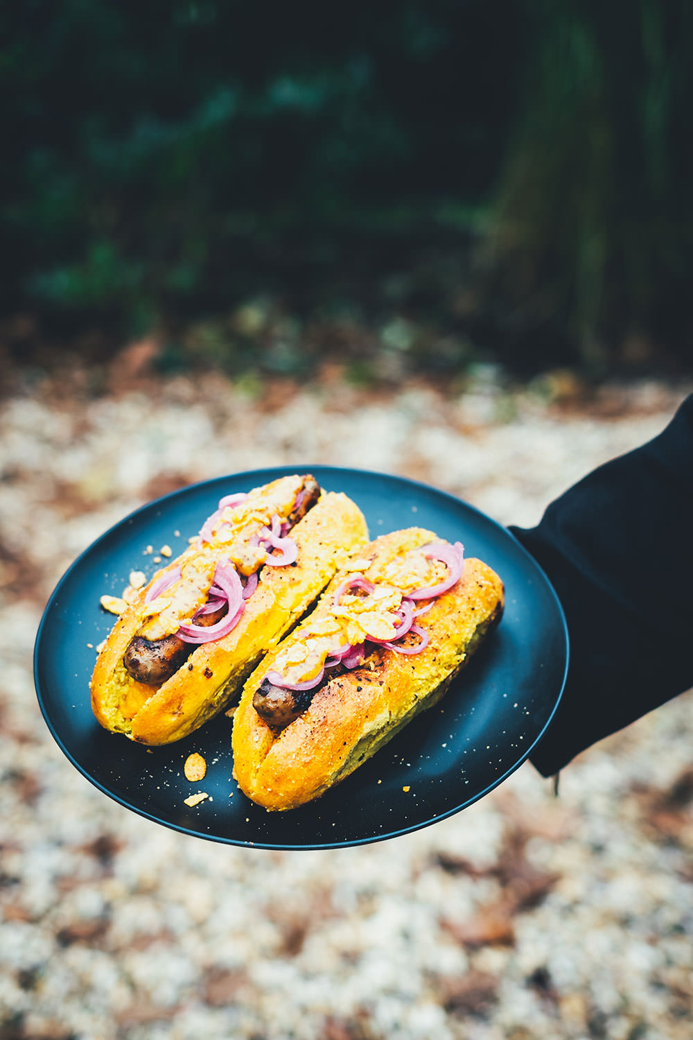 Rezept für herbstliche Hot Dogs mit Curry Bun, Chili Cheese Bratwurst und selbst gemachten Toppings: Kürbis-Chutney, eingelegten roten Zwiebeln und würziger Carolina Mustard BBQ Sauce | moeyskitchen.com