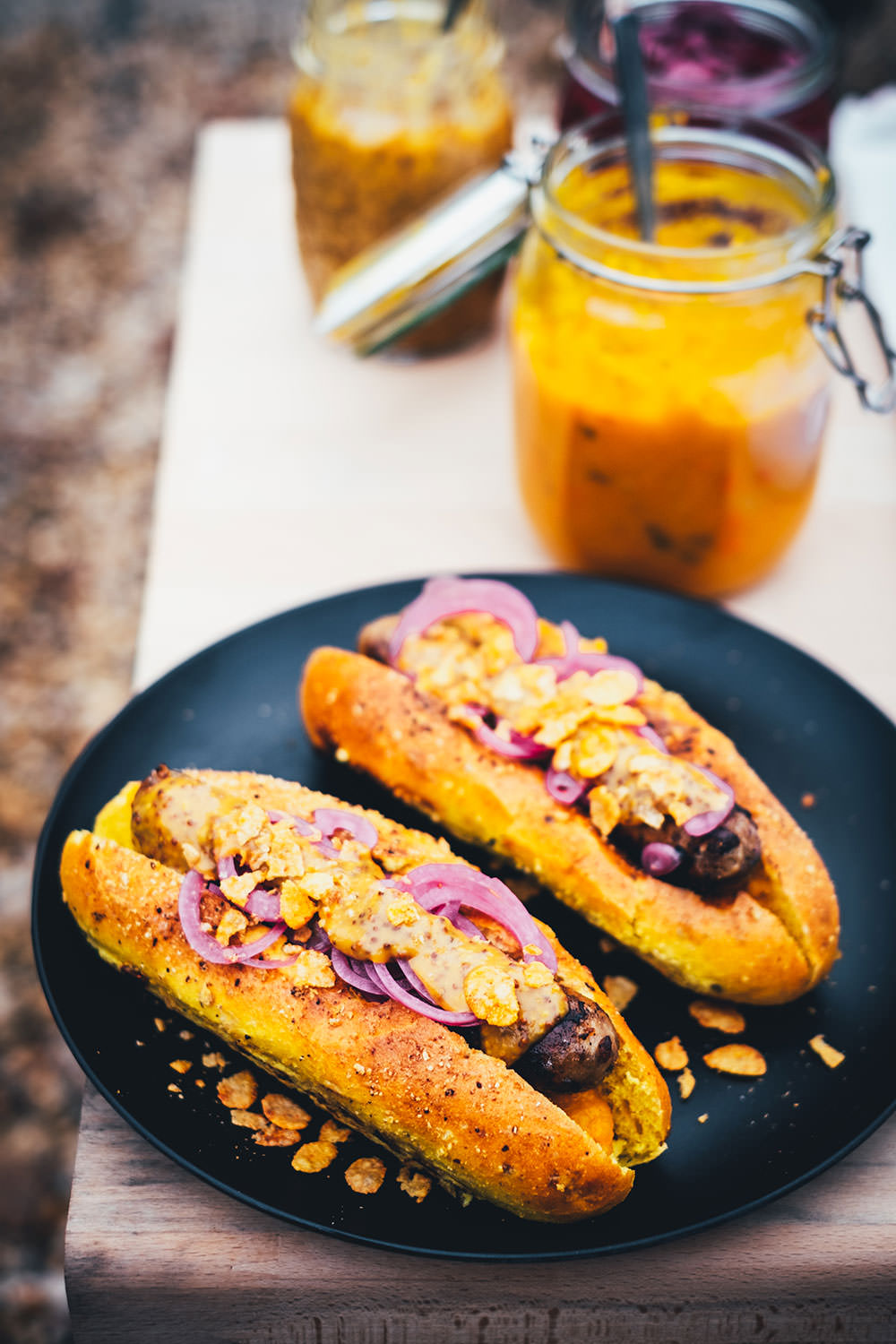 Rezept für herbstliche Hot Dogs mit Curry Bun, Chili Cheese Bratwurst und selbst gemachten Toppings: Kürbis-Chutney, eingelegten roten Zwiebeln und würziger Carolina Mustard BBQ Sauce | moeyskitchen.com