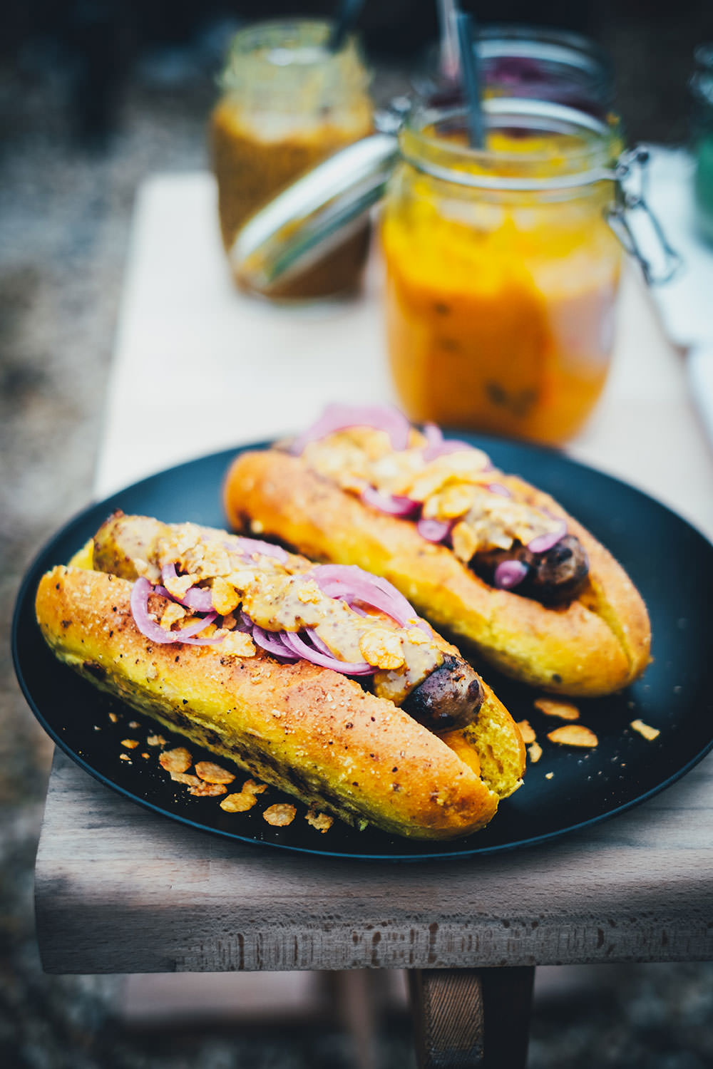 Rezept für herbstliche Hot Dogs mit Curry Buns, Chili Cheese Bratwurst und selbst gemachten Toppings: Kürbis-Chutney, eingelegten roten Zwiebeln und würziger Carolina Mustard BBQ Sauce | moeyskitchen.com