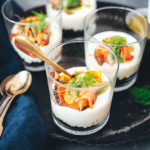 Rezept für Lachs-Trifle mit Honig-Senf-Sauce. Festliche Vorspeise für Brunch, Buffet oder Menü im Advent oder zu Weihnachten. In kleinen Gläsern serviert macht dieses Gericht richtig etwas her, ist aber wirklich unkompliziert zubereitet und unglaublich lecker. Meerrettich-Creme trifft hier auf Pumpernickel und das FRIEDRICHS Meisterstück Kodiak Wildlachs graved | moeyskitchen.com