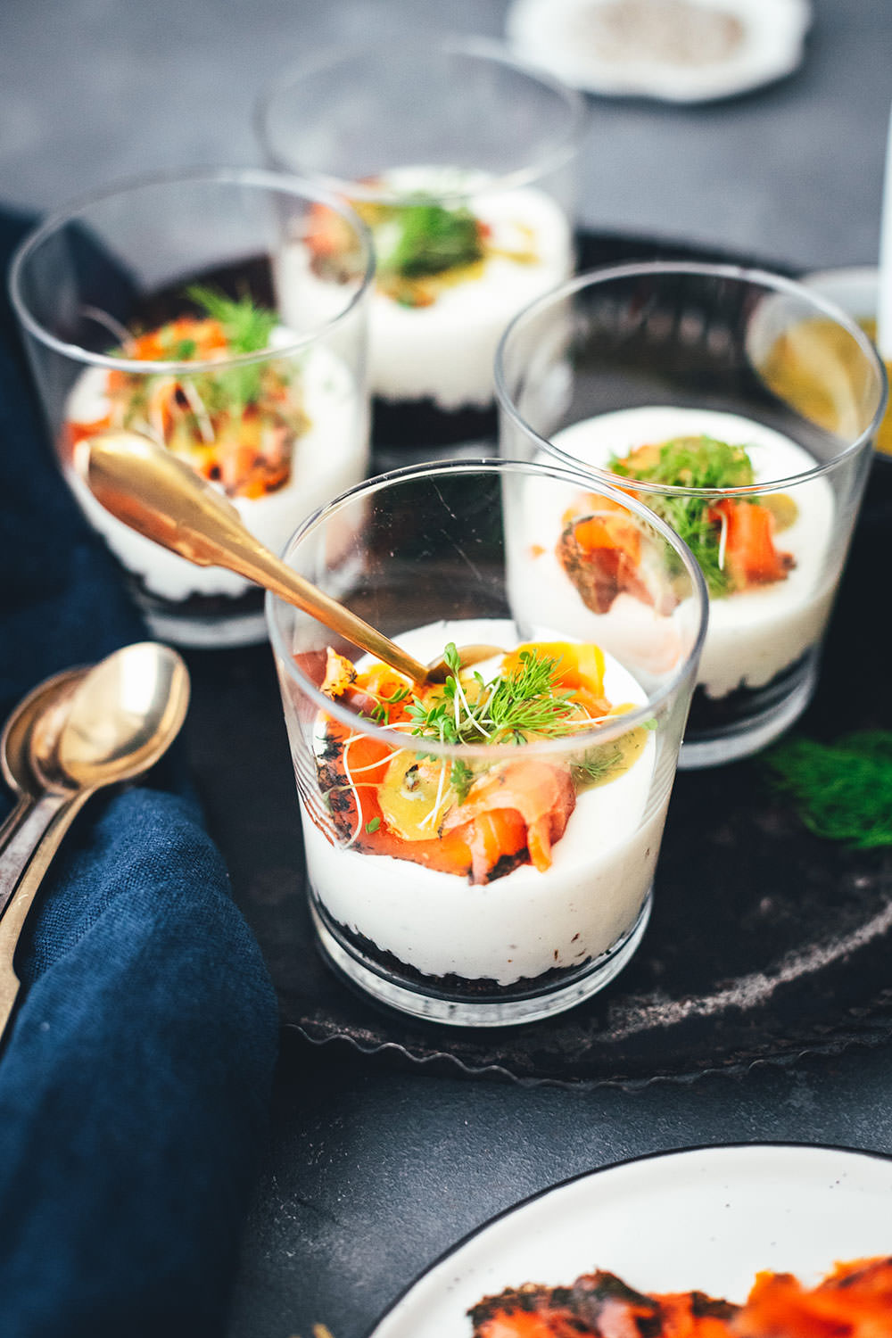 Rezept für Lachs-Trifle mit Honig-Senf-Sauce. Festliche Vorspeise für Brunch, Buffet oder Menü im Advent oder zu Weihnachten. In kleinen Gläsern serviert macht dieses Gericht richtig etwas her, ist aber wirklich unkompliziert zubereitet und unglaublich lecker. Meerrettich-Creme trifft hier auf Pumpernickel und das FRIEDRICHS Meisterstück Kodiak Wildlachs graved | moeyskitchen.com