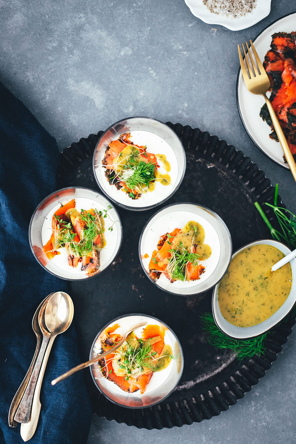 Rezept für Lachs-Trifle mit Honig-Senf-Sauce. Festliche Vorspeise für Brunch, Buffet oder Menü im Advent oder zu Weihnachten. In kleinen Gläsern serviert macht dieses Gericht richtig etwas her, ist aber wirklich unkompliziert zubereitet und unglaublich lecker. Meerrettich-Creme trifft hier auf Pumpernickel und das FRIEDRICHS Meisterstück Kodiak Wildlachs graved | moeyskitchen.com