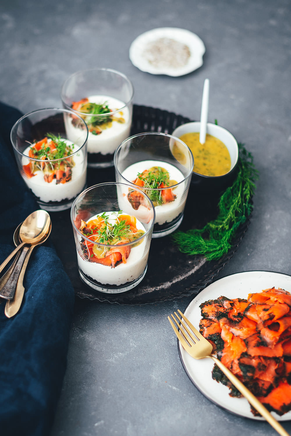 Rezept für Lachs-Trifle mit Honig-Senf-Sauce. Festliche Vorspeise für Brunch, Buffet oder Menü im Advent oder zu Weihnachten. In kleinen Gläsern serviert macht dieses Gericht richtig etwas her, ist aber wirklich unkompliziert zubereitet und unglaublich lecker. Meerrettich-Creme trifft hier auf Pumpernickel und das FRIEDRICHS Meisterstück Kodiak Wildlachs graved | moeyskitchen.com