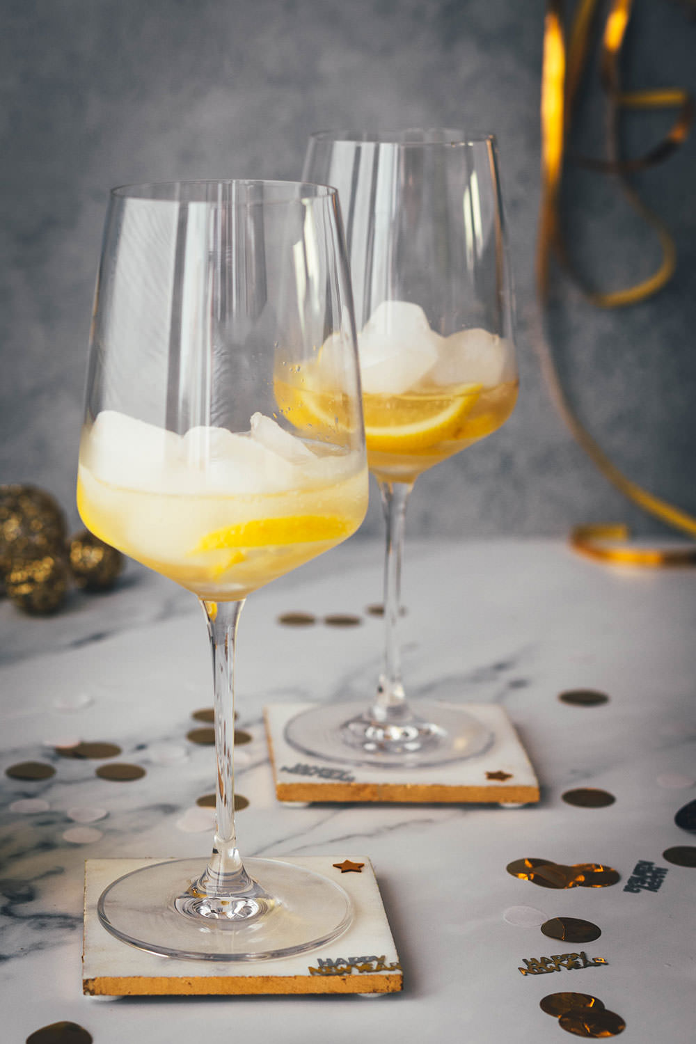 Alkoholfreier Silvesterdrink mit Zitrone, Ingwer und Söhnlein Brillant Alkoholfrei: Sparkling Ginger Lemon Mocktail – schmeckt nicht nur zu Silvester! | moeyskitchen.com