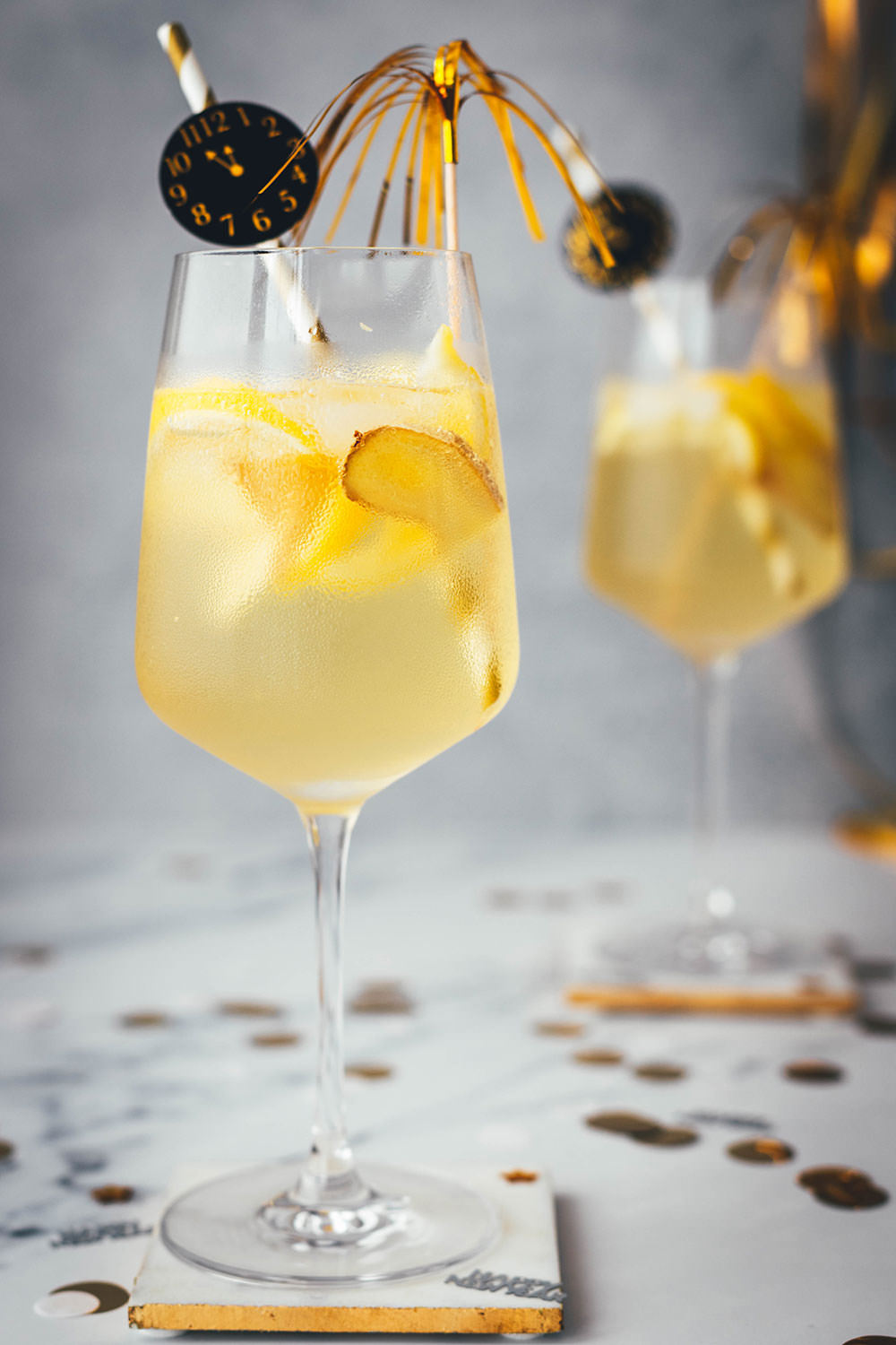 Alkoholfreier Silvesterdrink mit Zitrone, Ingwer und Söhnlein Brillant Alkoholfrei: Sparkling Ginger Lemon Mocktail – schmeckt nicht nur zu Silvester! | moeyskitchen.com