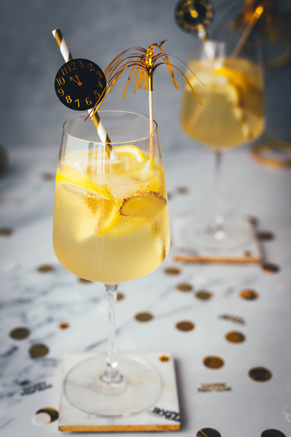 Alkoholfreier Silvesterdrink mit Zitrone, Ingwer und Söhnlein Brillant Alkoholfrei: Sparkling Ginger Lemon Mocktail – schmeckt nicht nur zu Silvester! | moeyskitchen.com