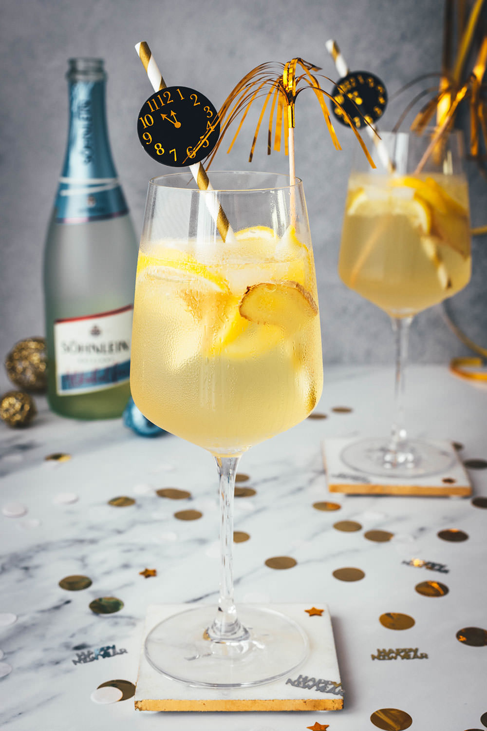 Alkoholfreier Silvesterdrink mit Zitrone, Ingwer und Söhnlein Brillant Alkoholfrei: Sparkling Ginger Lemon Mocktail – schmeckt nicht nur zu Silvester! | moeyskitchen.com