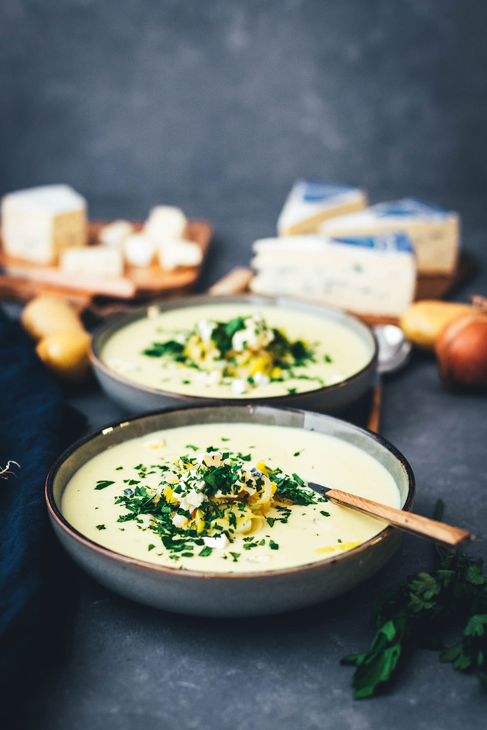 Wärmendes Comfort Food für kalte Wintertage: Deftige Kartoffel-Lauch-Suppe mit CAMBOZOLA. Diese vegetarische Suppe ist super einfach zubereitet und steht schnell auf dem Tisch. Würziger Blauschimmelkäse und Crème fraîche machen sie wunderbar cremig und gleichzeitig herrlich würzig. Perfekt für die schnelle Feierabendküche! | moeyskitchen.com
