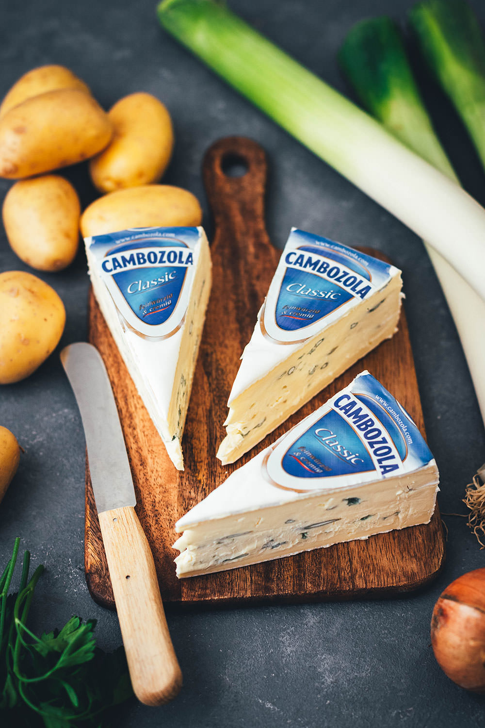Wärmendes Comfort Food für kalte Wintertage: Deftige Kartoffel-Lauch-Suppe mit CAMBOZOLA. Diese vegetarische Suppe ist super einfach zubereitet und steht schnell auf dem Tisch. Würziger Blauschimmelkäse und Crème fraîche machen sie wunderbar cremig und gleichzeitig herrlich würzig. Perfekt für die schnelle Feierabendküche! | moeyskitchen.com