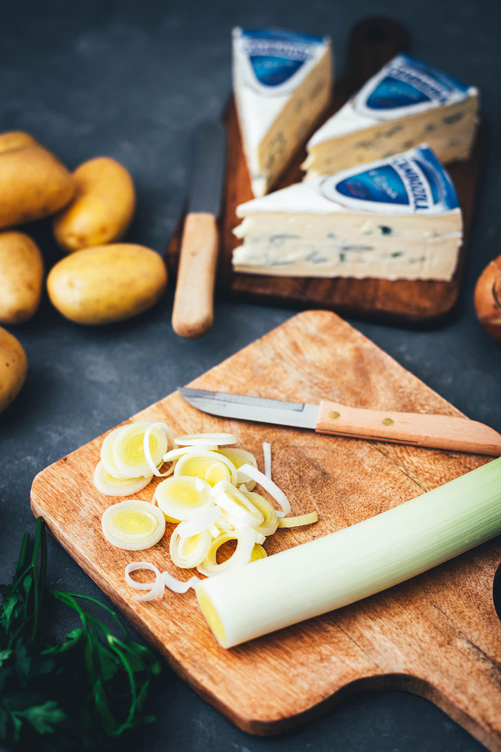 Wärmendes Comfort Food für kalte Wintertage: Deftige Kartoffel-Lauch-Suppe mit CAMBOZOLA. Diese vegetarische Suppe ist super einfach zubereitet und steht schnell auf dem Tisch. Würziger Blauschimmelkäse und Crème fraîche machen sie wunderbar cremig und gleichzeitig herrlich würzig. Perfekt für die schnelle Feierabendküche! | moeyskitchen.com