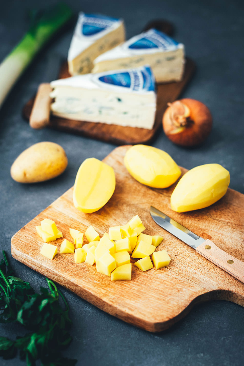Wärmendes Comfort Food für kalte Wintertage: Deftige Kartoffel-Lauch-Suppe mit CAMBOZOLA. Diese vegetarische Suppe ist super einfach zubereitet und steht schnell auf dem Tisch. Würziger Blauschimmelkäse und Crème fraîche machen sie wunderbar cremig und gleichzeitig herrlich würzig. Perfekt für die schnelle Feierabendküche! | moeyskitchen.com