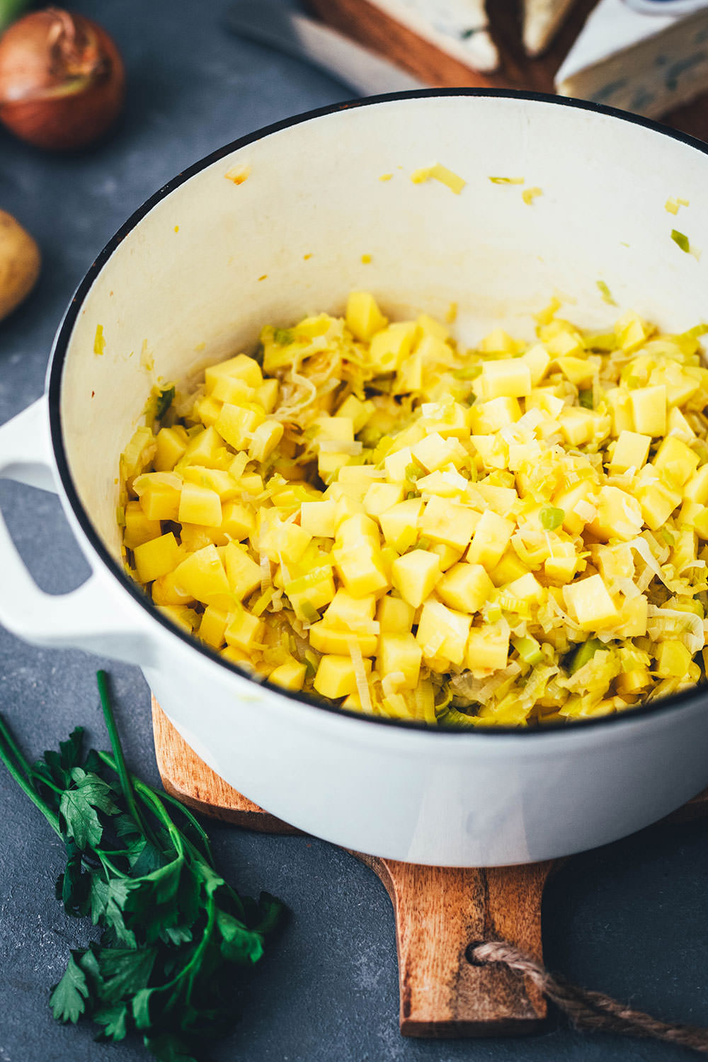 Wärmendes Comfort Food für kalte Wintertage: Deftige Kartoffel-Lauch-Suppe mit CAMBOZOLA. Diese vegetarische Suppe ist super einfach zubereitet und steht schnell auf dem Tisch. Würziger Blauschimmelkäse und Crème fraîche machen sie wunderbar cremig und gleichzeitig herrlich würzig. Perfekt für die schnelle Feierabendküche! | moeyskitchen.com