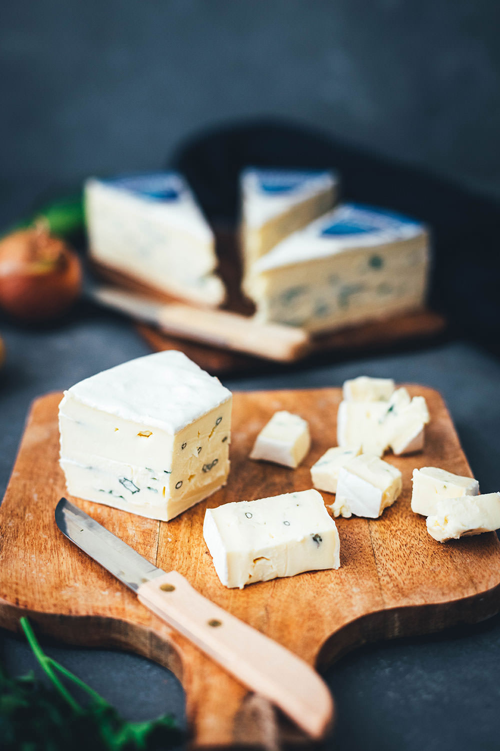 Wärmendes Comfort Food für kalte Wintertage: Deftige Kartoffel-Lauch-Suppe mit CAMBOZOLA. Diese vegetarische Suppe ist super einfach zubereitet und steht schnell auf dem Tisch. Würziger Blauschimmelkäse und Crème fraîche machen sie wunderbar cremig und gleichzeitig herrlich würzig. Perfekt für die schnelle Feierabendküche! | moeyskitchen.com