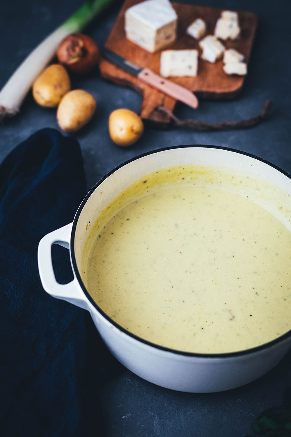 Wärmendes Comfort Food für kalte Wintertage: Deftige Kartoffel-Lauch-Suppe mit CAMBOZOLA. Diese vegetarische Suppe ist super einfach zubereitet und steht schnell auf dem Tisch. Würziger Blauschimmelkäse und Crème fraîche machen sie wunderbar cremig und gleichzeitig herrlich würzig. Perfekt für die schnelle Feierabendküche! | moeyskitchen.com