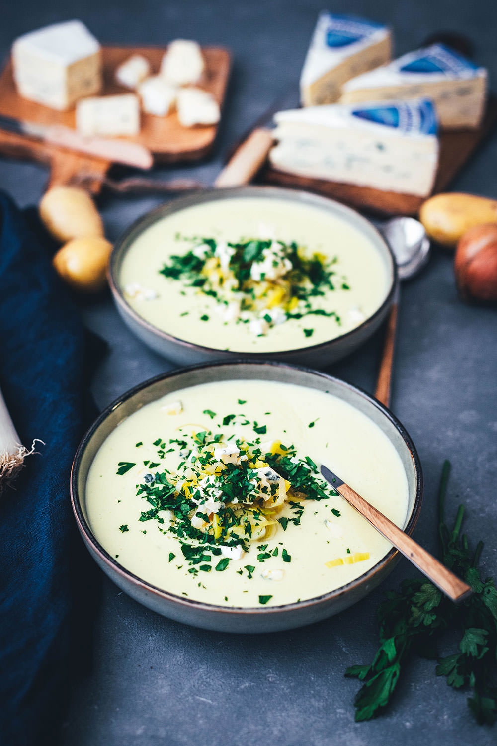 Wärmendes Comfort Food für kalte Wintertage: Deftige Kartoffel-Lauch-Suppe mit CAMBOZOLA. Diese vegetarische Suppe ist super einfach zubereitet und steht schnell auf dem Tisch. Würziger Blauschimmelkäse und Crème fraîche machen sie wunderbar cremig und gleichzeitig herrlich würzig. Perfekt für die schnelle Feierabendküche! | moeyskitchen.com