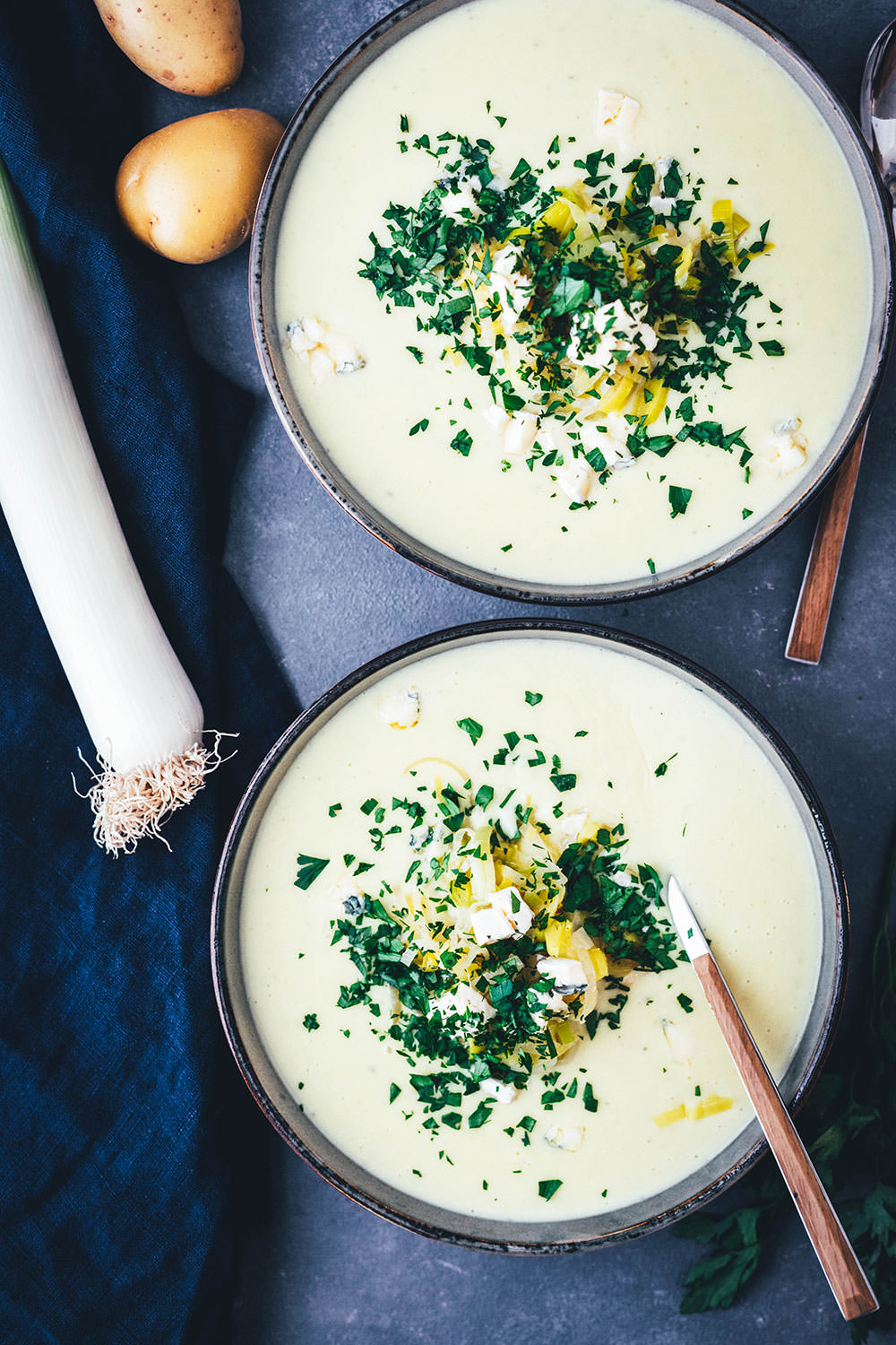 Wärmendes Comfort Food für kalte Wintertage: Deftige Kartoffel-Lauch-Suppe mit CAMBOZOLA. Diese vegetarische Suppe ist super einfach zubereitet und steht schnell auf dem Tisch. Würziger Blauschimmelkäse und Crème fraîche machen sie wunderbar cremig und gleichzeitig herrlich würzig. Perfekt für die schnelle Feierabendküche! | moeyskitchen.com