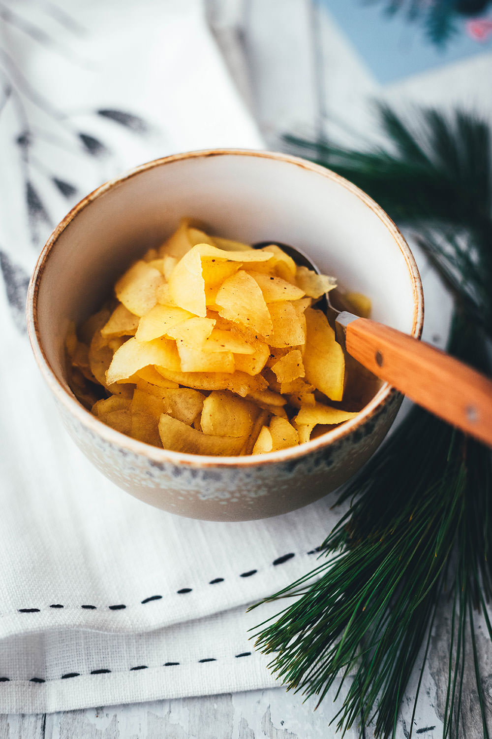 Rezept für fluffige Lebkuchen-Pancakes mit warmen Äpfeln und Ahornsirup-Orangen-Frischkäse zum Weihnachtsfrühstück. Leckere Pfannkuchen mit weihnachtlichen Aromen, passend für Frühstück und Brunch in der Adventszeit. Unkompliziert zu machen und super lecker für die ganze Familie! | moeyskitchen.com