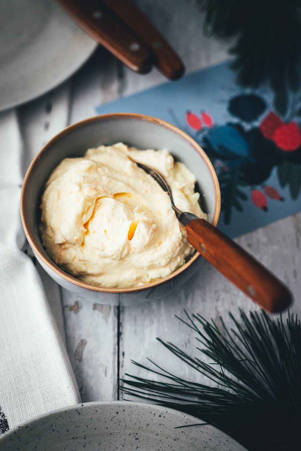 Rezept für fluffige Lebkuchen-Pancakes mit warmen Äpfeln und Ahornsirup-Orangen-Frischkäse zum Weihnachtsfrühstück. Leckere Pfannkuchen mit weihnachtlichen Aromen, passend für Frühstück und Brunch in der Adventszeit. Unkompliziert zu machen und super lecker für die ganze Familie! | moeyskitchen.com